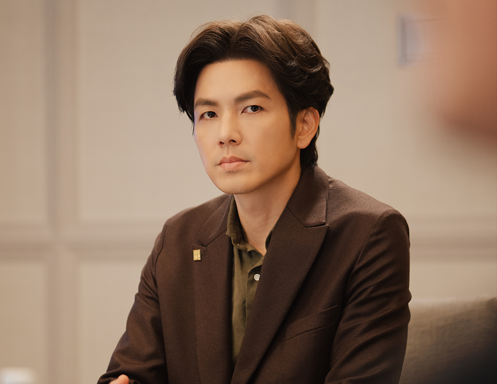 51歲的鍾漢良回歸霸總賽道,帥氣依舊,無論是西裝造型、站姿氣場,或是對職場語境的掌握,都展現出成熟演員的控制力。(圖/愛奇藝國際版提供)