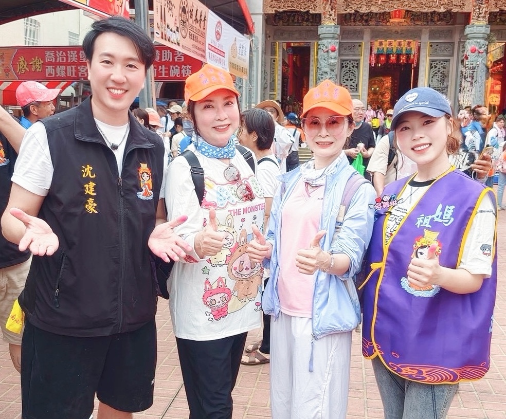 沈建豪(左)與好友吳美琳(右)擔任白沙屯媽祖進香志工巧,遇陳思安、林姍虔。(圖/豪記唱片提供)