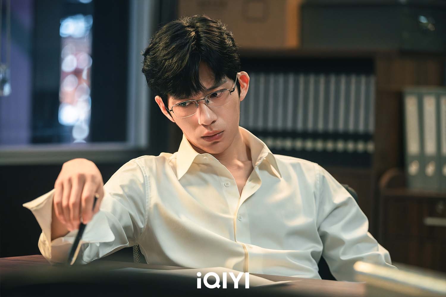 井柏然扮演以邏輯與分析見長的犯罪心理學教授「江寒聲」。(圖/愛奇藝國際版提供)