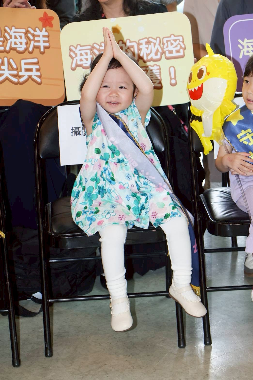 湘荷妹妹聽到神曲〈Baby Shark〉立刻在位置上跟著舞動，超萌。（圖／記者許方正攝）