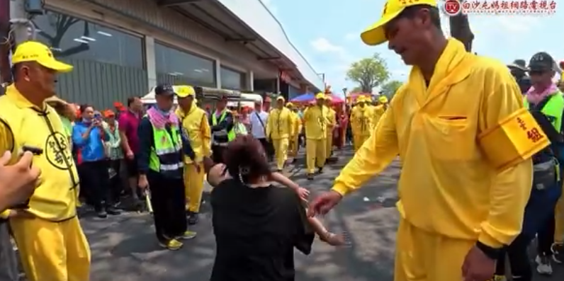 白沙屯媽祖進香感人一幕！腦麻童母抱他跪地求福。（圖／白沙屯媽祖網路電視台）