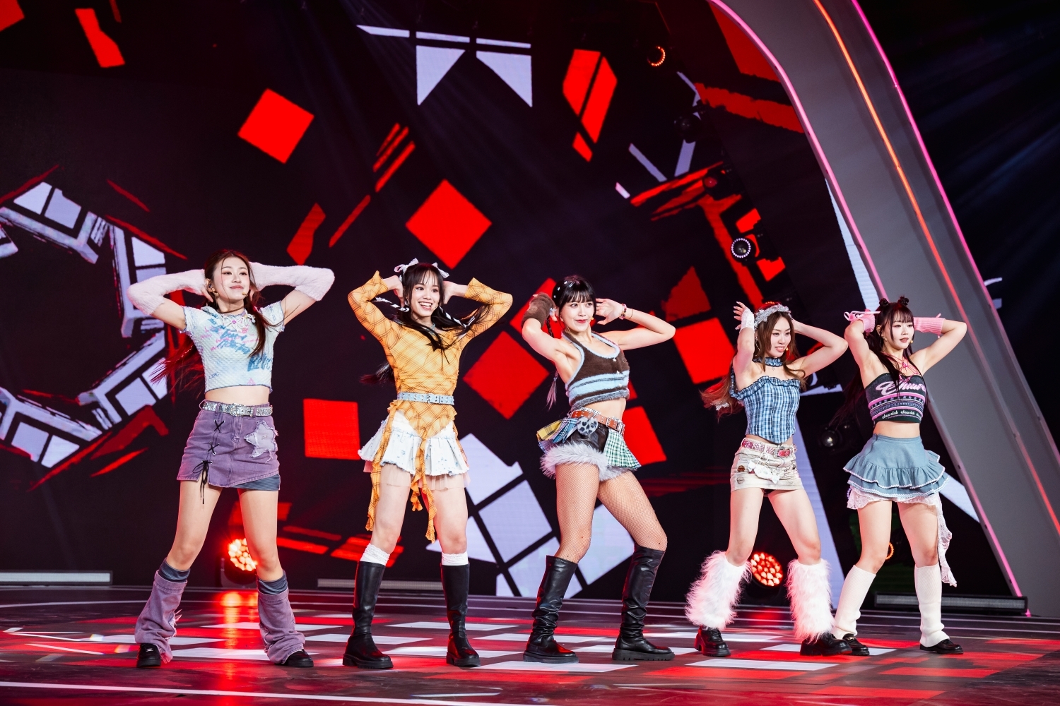 紀欣伶（左起）、柔柔、艾莉兒、Yula、黛比賣力唱跳。（圖／緯來提供）