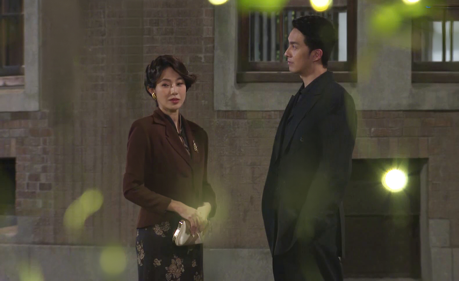 黃瑄（左）和張雁名劇中重逢。（圖／台視提供）