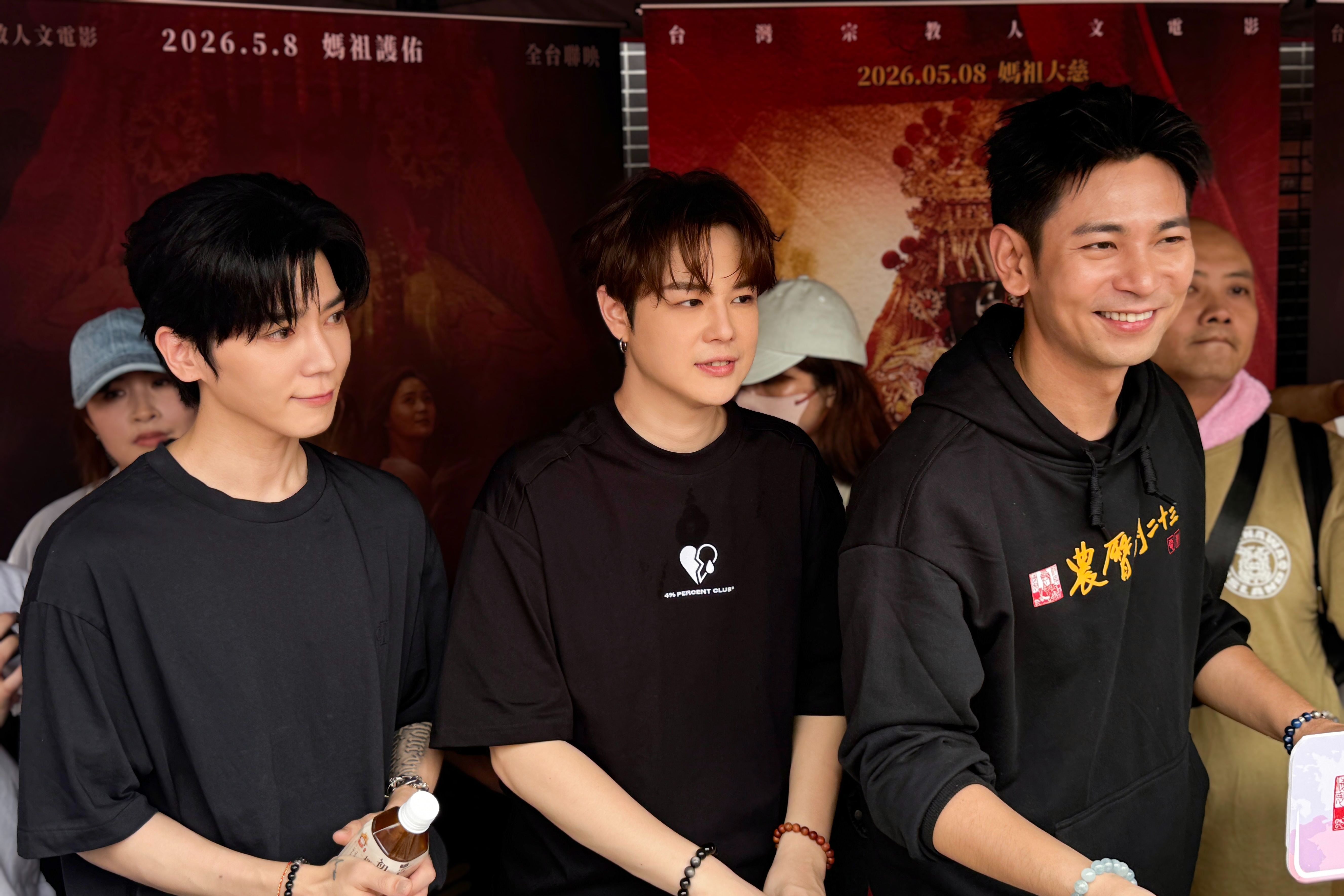 Bii與郭家瑋及楊子儀在現場發放應援物品。（圖／索尼音樂提供）