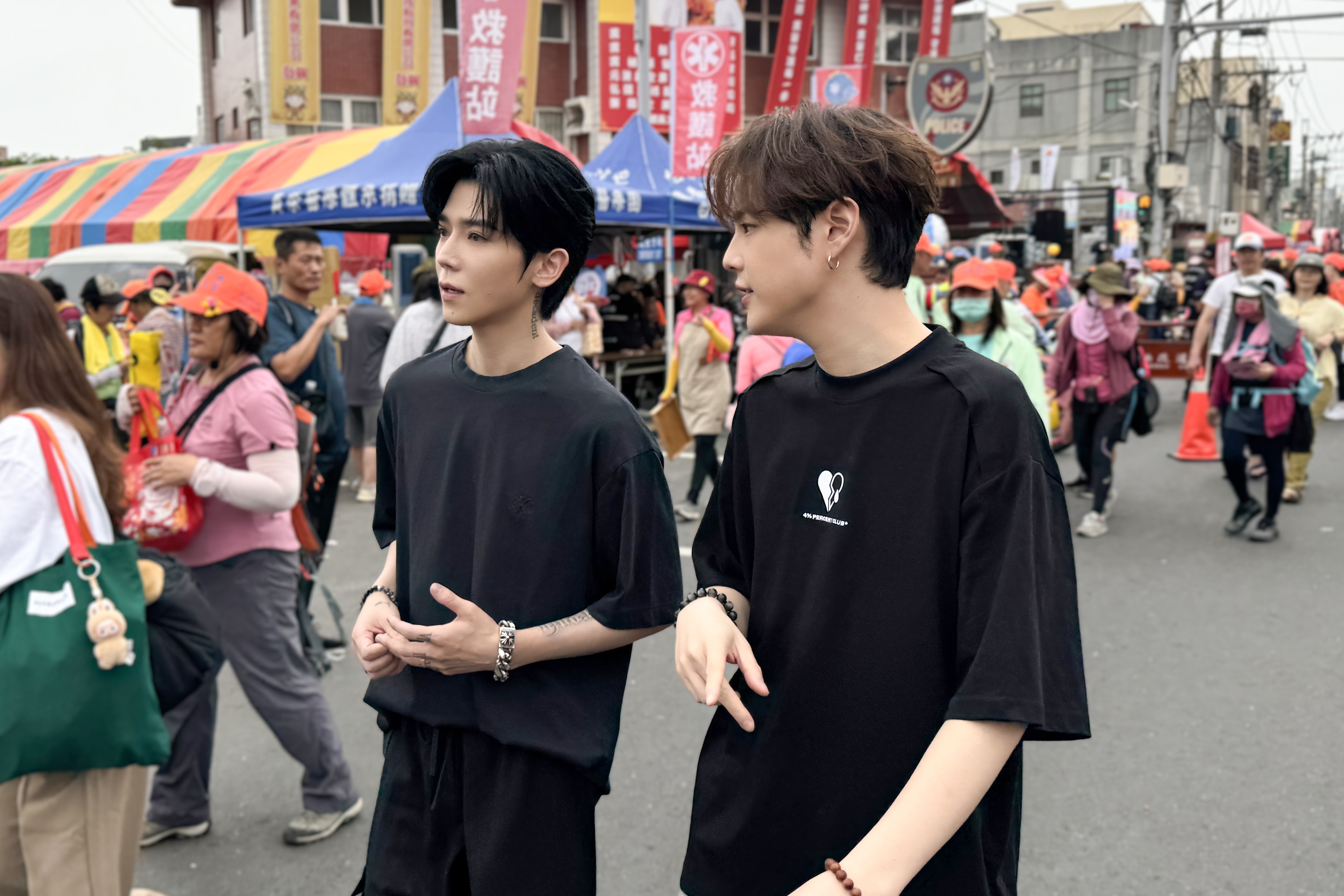 Bii畢書盡與郭家瑋前往北港，感受媽祖進香盛況。（圖／索尼音樂提供）
