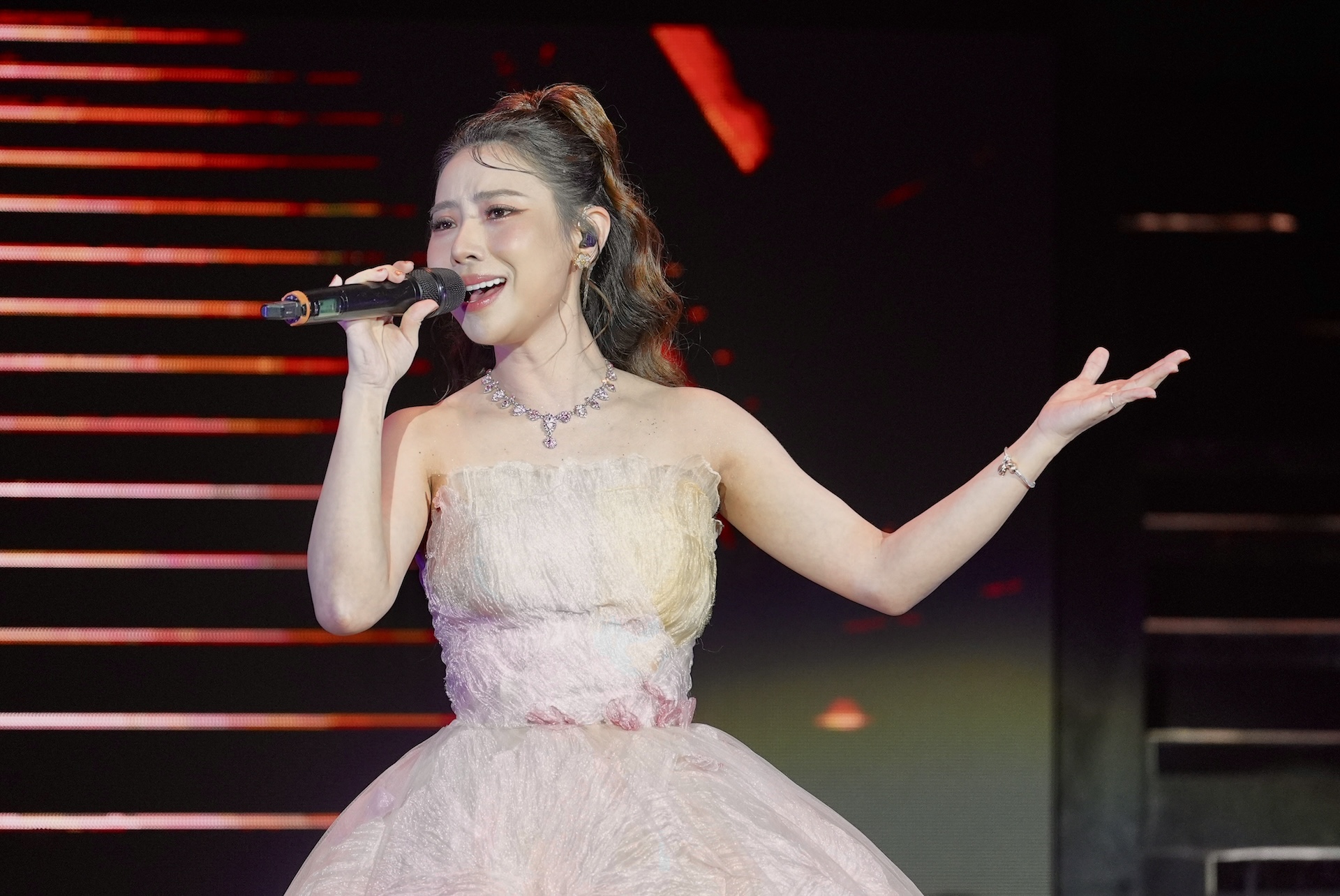 陳怡婷唱得深情。（圖／記者陳明中攝）