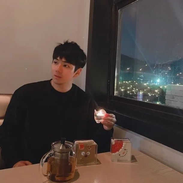 Jisoo的哥哥金政勳醜聞連環爆，被爆對老婆施暴。（圖／翻攝自網路）