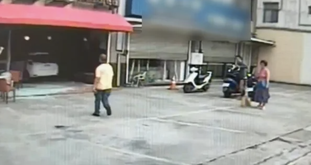 苗栗7旬婦開車撞進85度C。（圖／翻攝畫面）