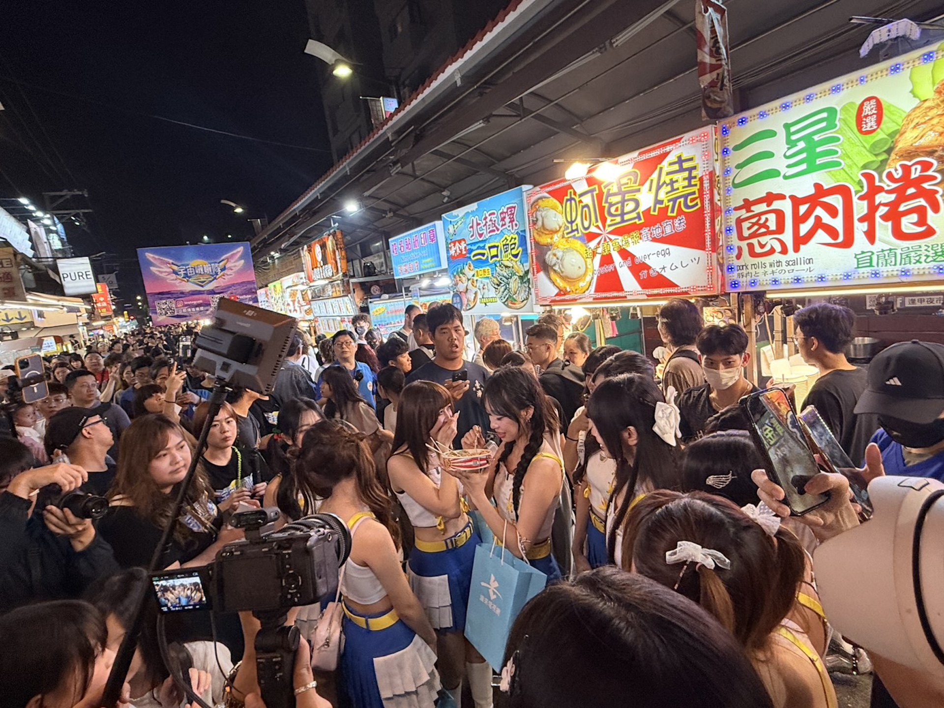 《宇宙啦啦隊》被滿滿粉絲包圍。（圖／緯來電視網提供）