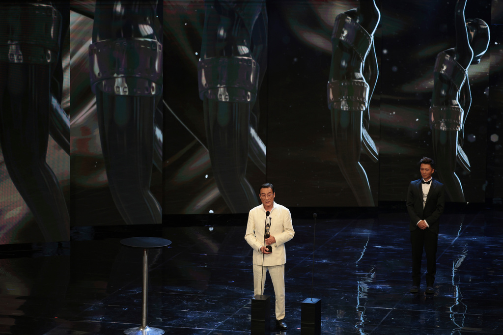 影帝由謝霆鋒（右）頒獎給梁家輝。（圖／AP/達志）