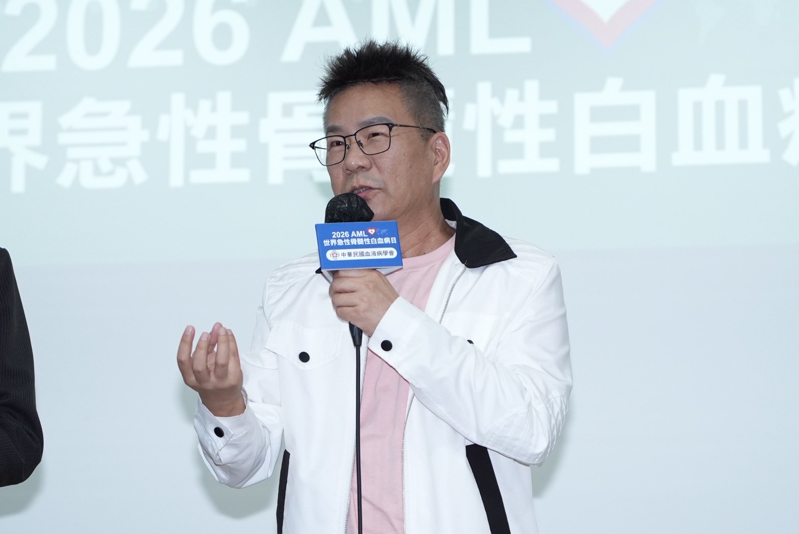 「荒謬大師」沈玉琳以台灣血癌關懷大使身分現身記者會，氣色紅潤、幽默不減。（圖／記者許方正攝）