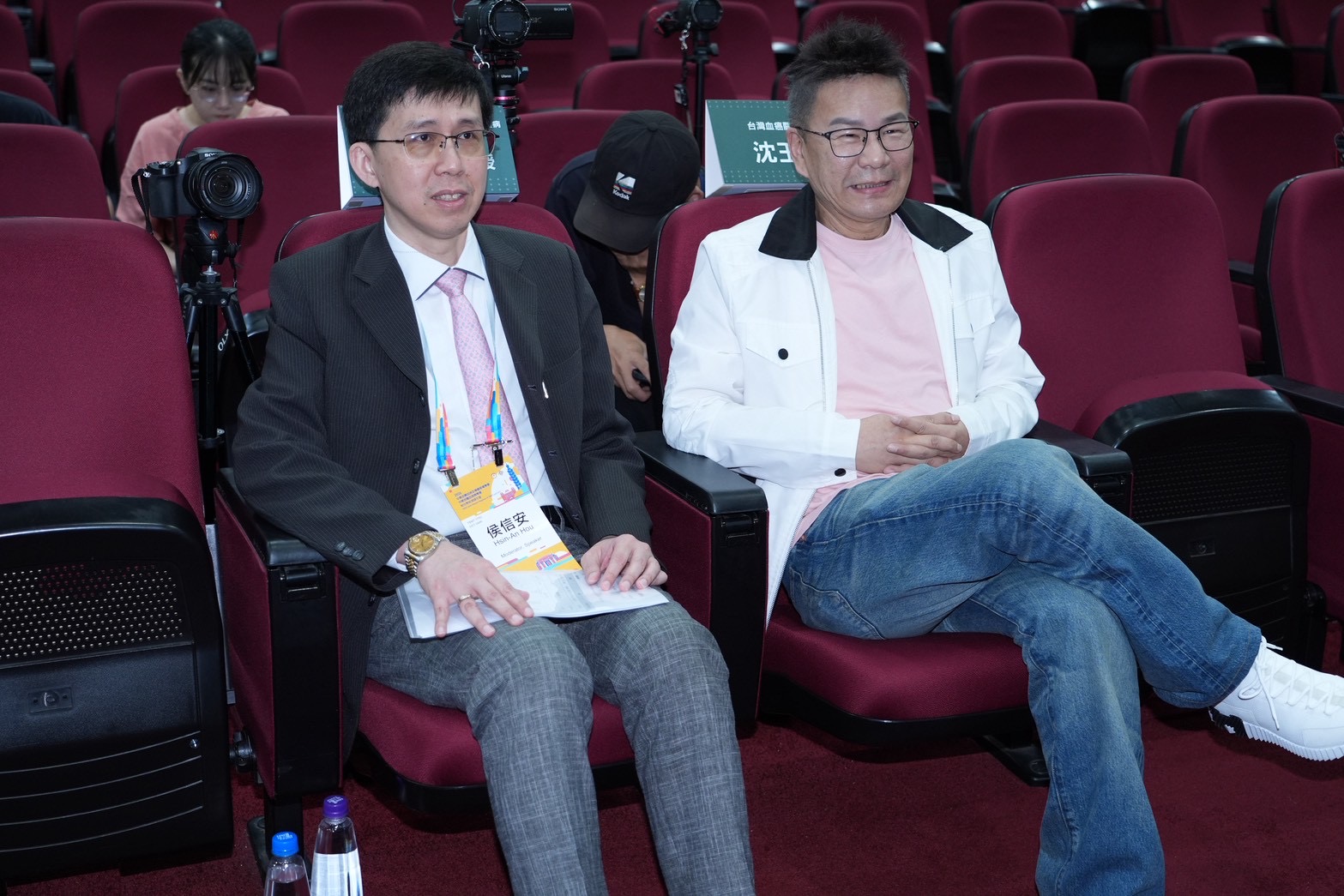 沈玉琳與其主治醫師、血液病學會急性骨髓性白血侯信安教授出席「世界急性骨髓性白血病日」。（圖／記者許方正攝）