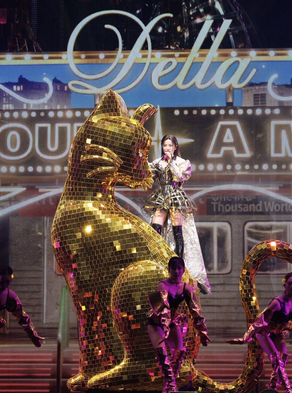 演唱會一開始，丁噹就登上3.5米高的巨型金光閃閃夜貓首登場。（圖／相信音樂提供）