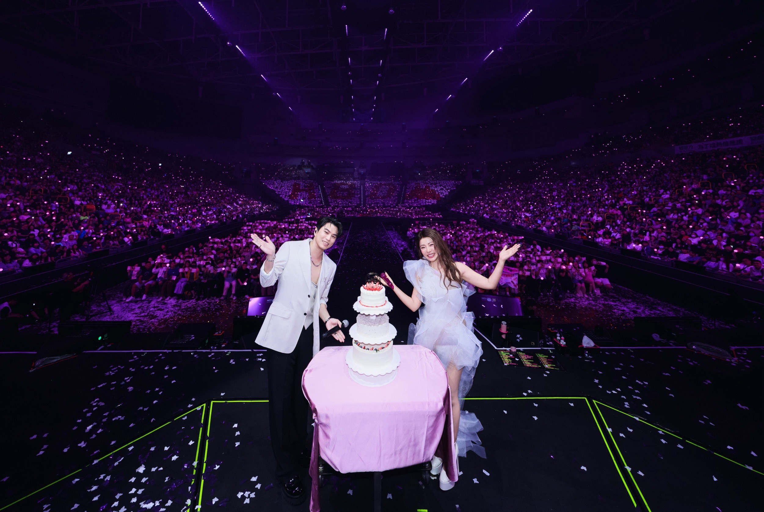 阿弟三度力挺丁噹！推三層大蛋糕逼婚「快生小丁噹」 萬名歌迷排字慶生超震撼（圖／相信音樂提供）