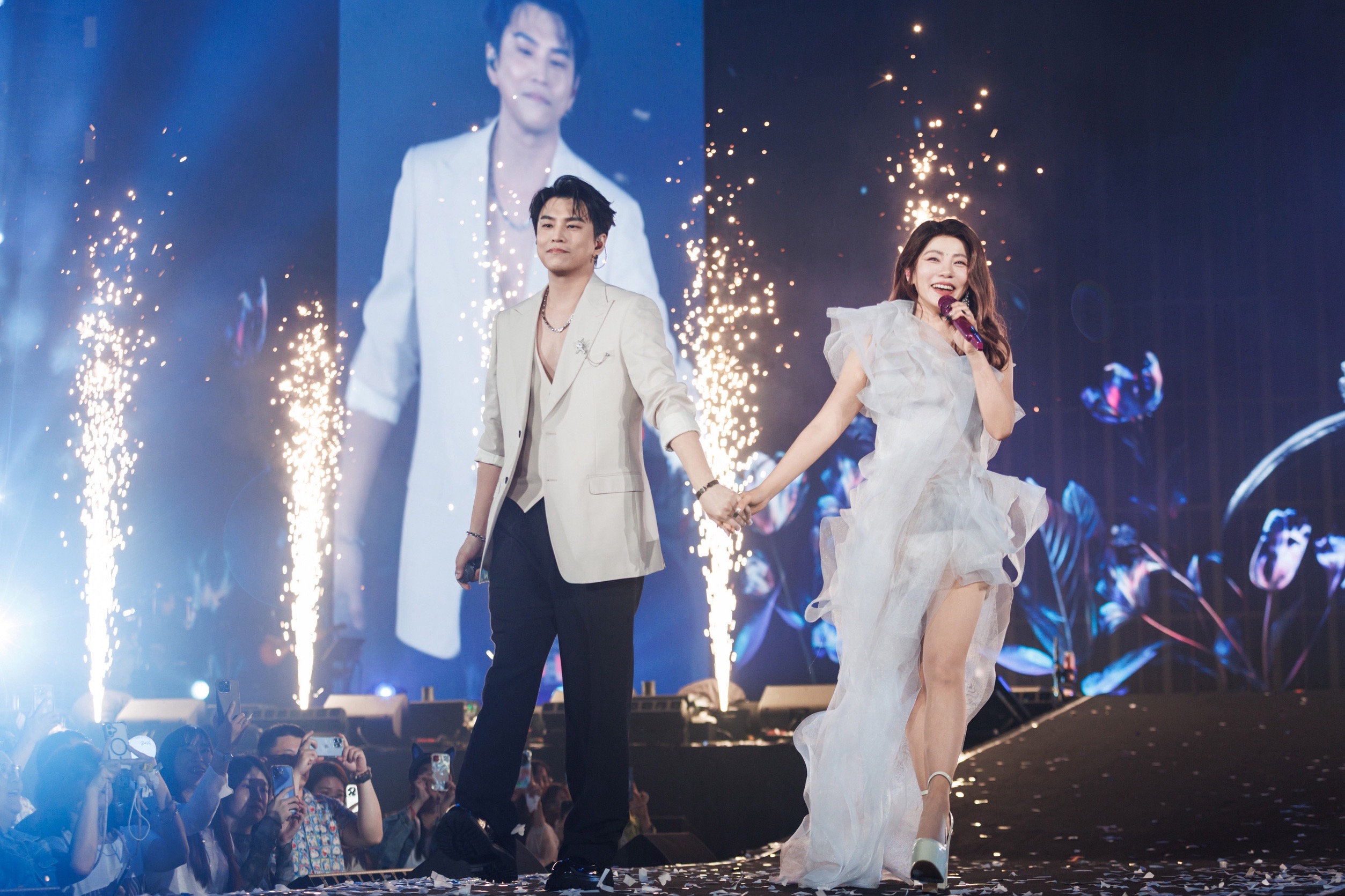 丁噹高雄巨蛋合體「固定好友」阿弟！驚見深V戰袍笑問：你穿這樣是什麼意思？（圖／相信音樂提供）