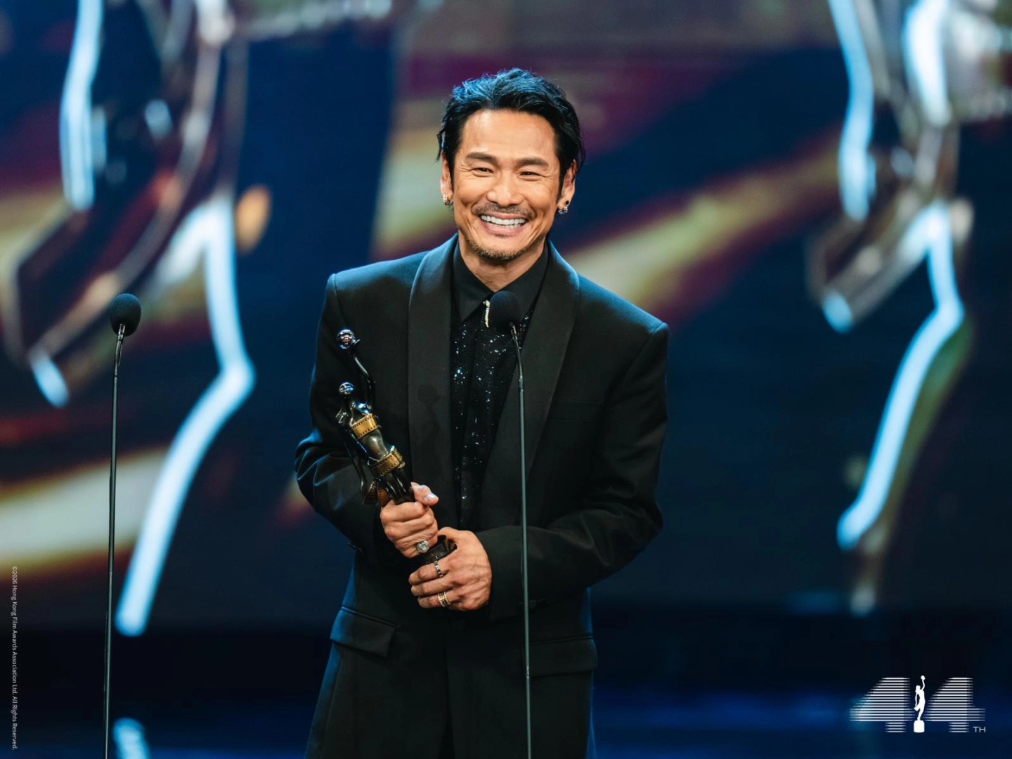 杜德偉入行41年首摘金像獎最佳男配角，感謝影帝梁家輝深夜傳授演技心得。（圖／翻攝自香港電影金像獎臉書）