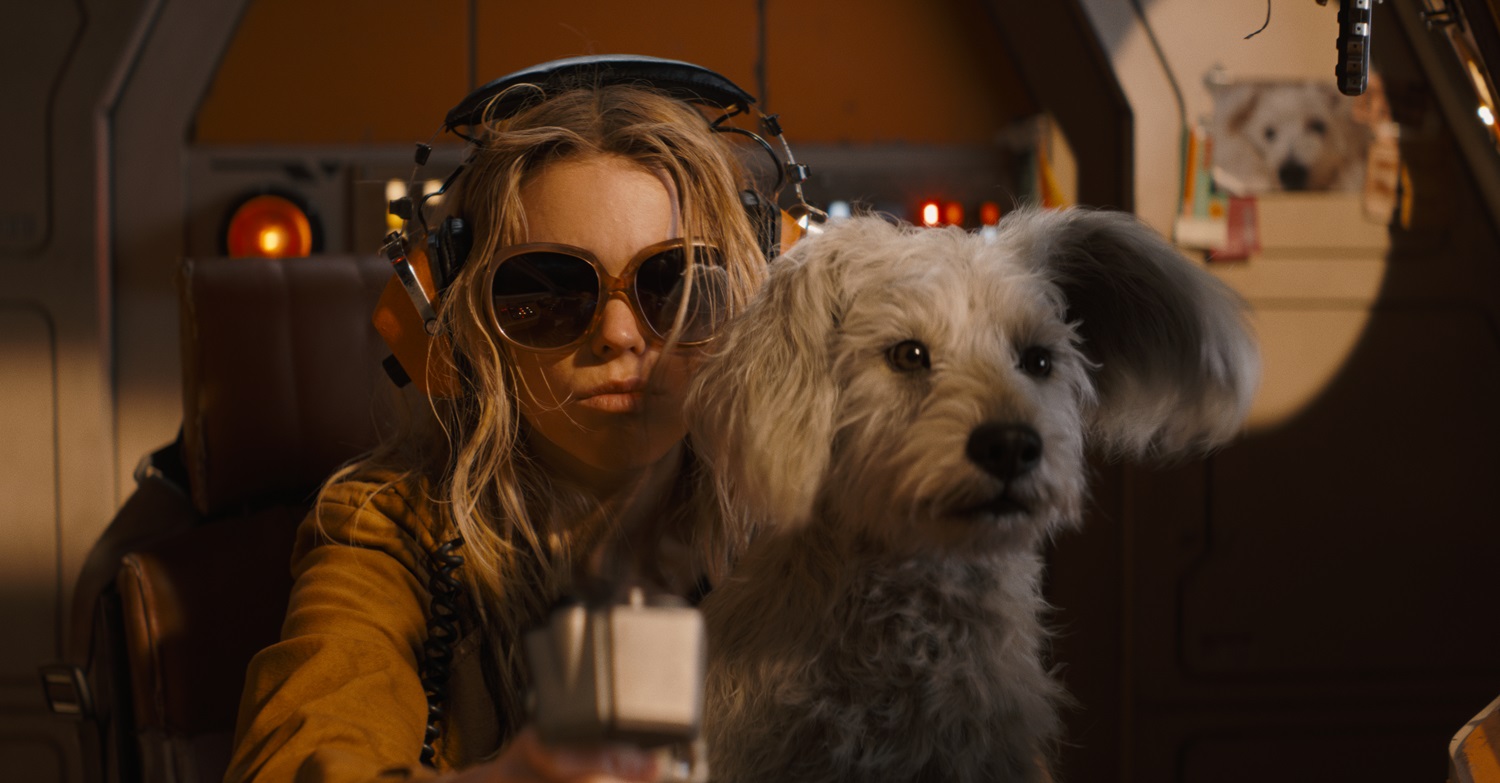 《超少女》揭露超少女與超狗的深摯感情。（圖／華納兄弟提供）