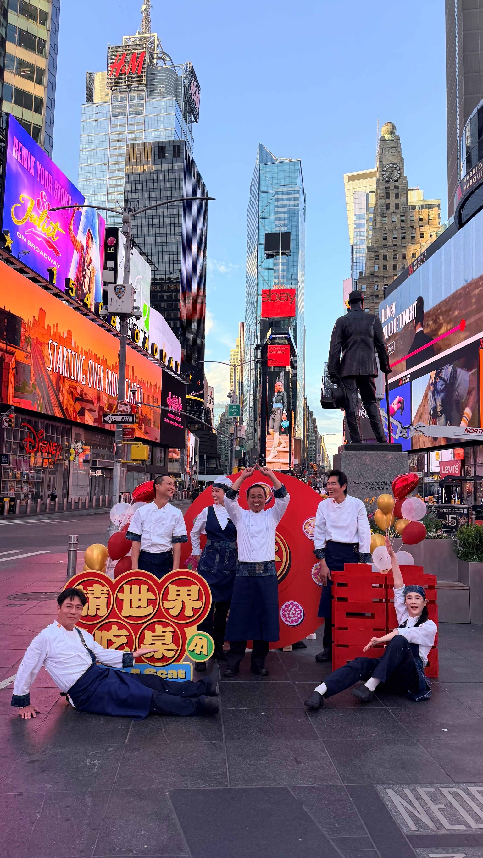 辦桌台灣隊挺進紐約街頭，隋棠、藍正龍時報廣場開桌引爆Threads5萬讚，浩子、千千靠口技撐場完成「不可能任務」。（圖／三立提供）