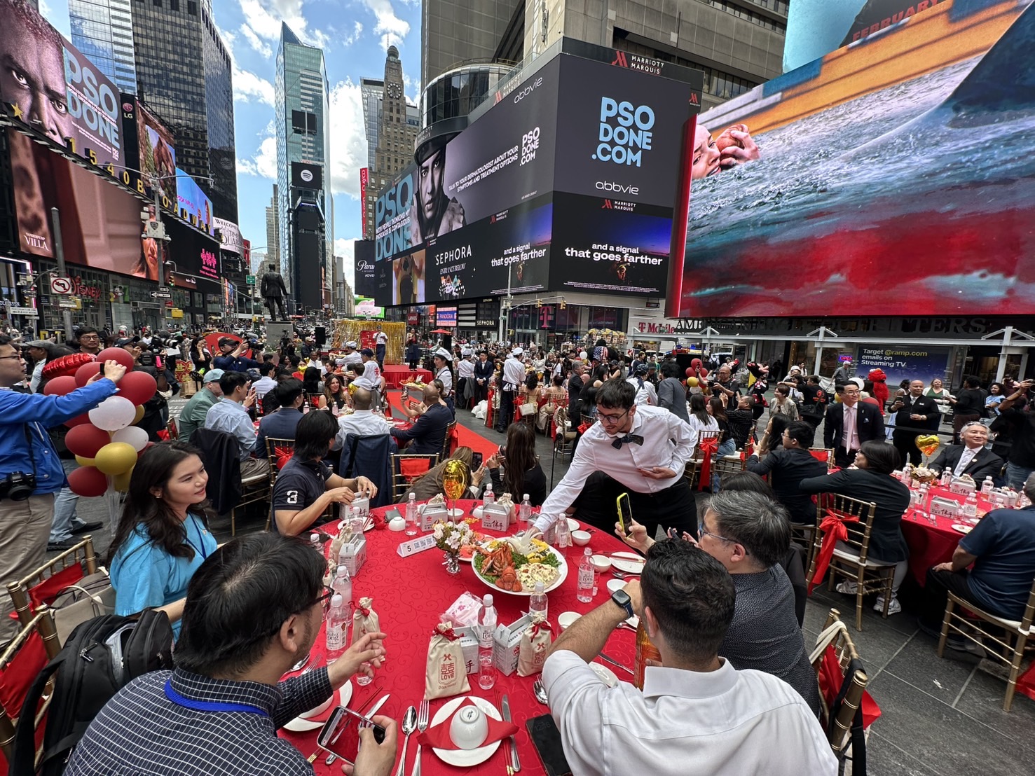 台味征服紐約！《請世界吃桌》挑戰時報廣場斷電危機。（圖／三立提供）
