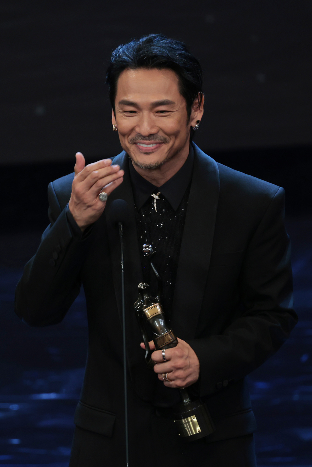 入行41年首獲金像獎肯定，杜德偉憑《風林火山》奪最佳男配角感念梁家輝提攜。（圖／AP/達志）