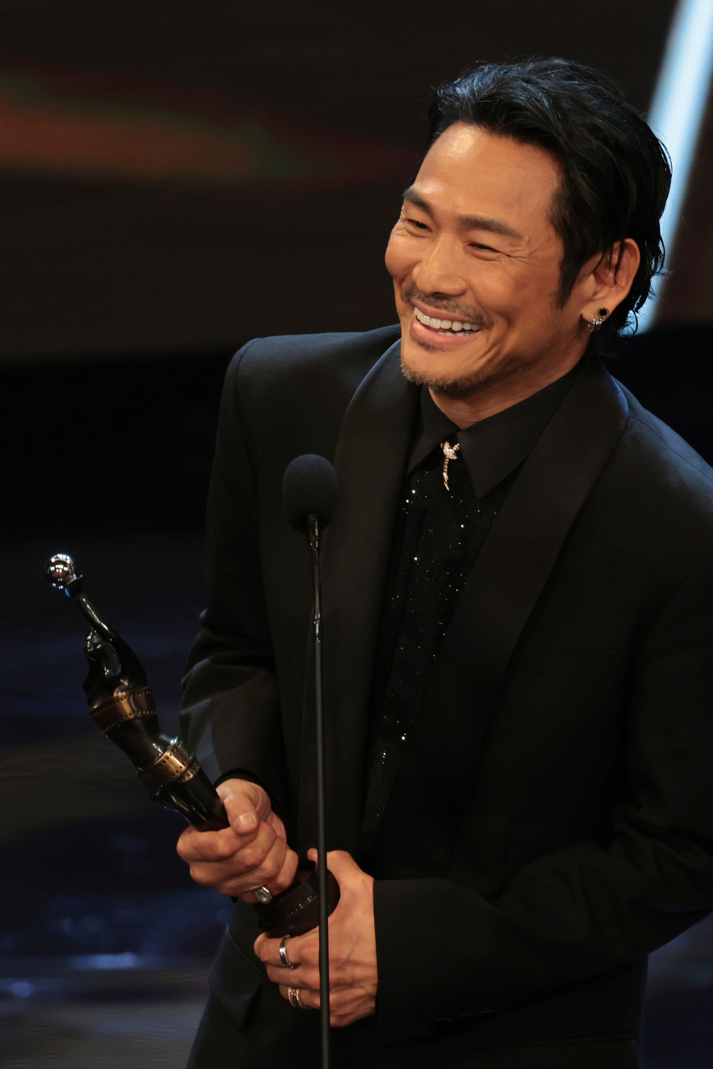 《風林火山》杜德偉抱回金像獎男配角，謝謝家人後盾並致敬導演麥浚龍信任。（圖／AP/達志）