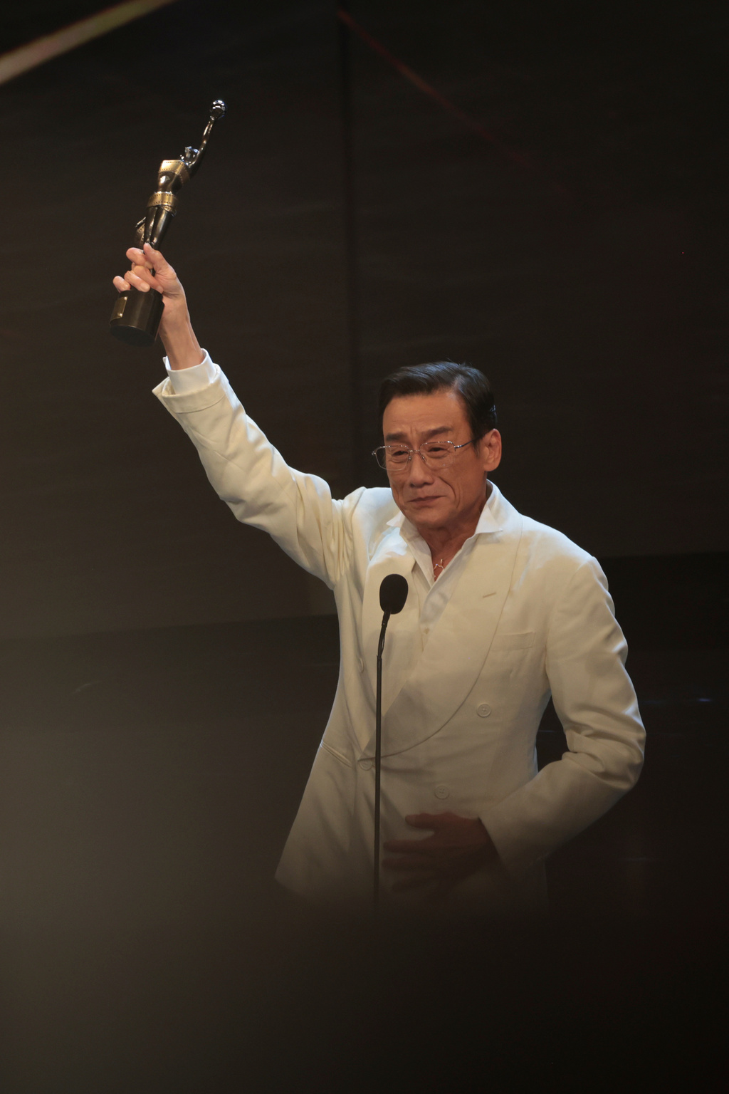 梁家輝第五度拿下影帝寶座，台上忍不住哽咽落淚。（圖／AP/達志）