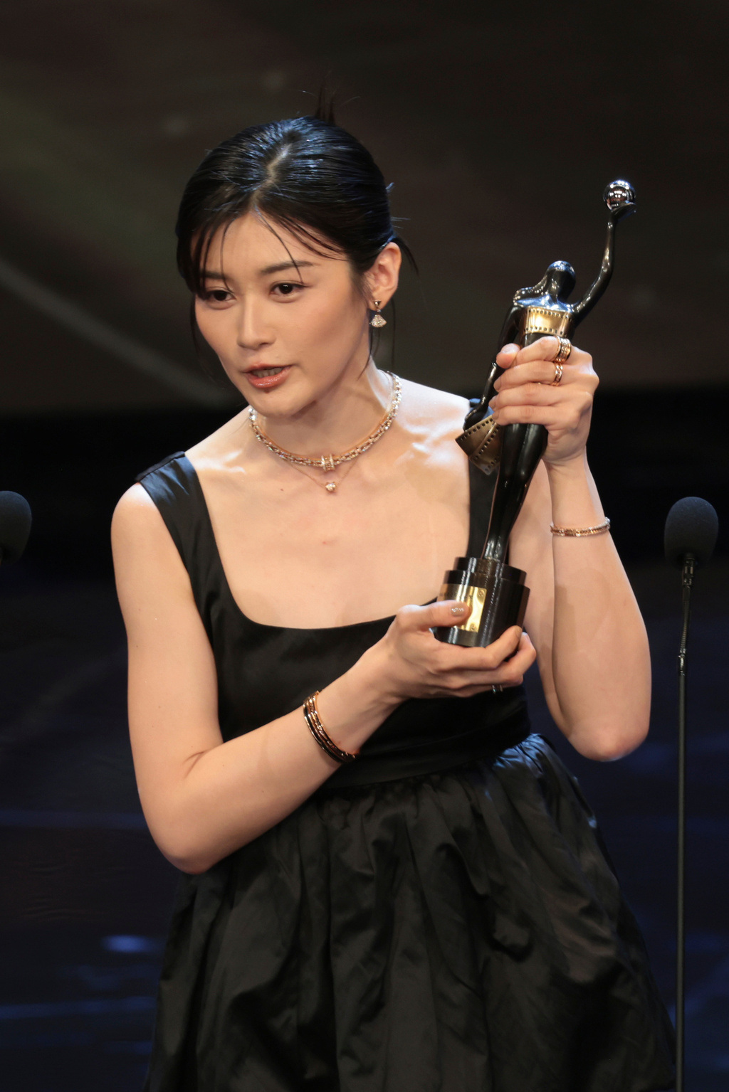 演員鄧濤從名導陳可辛手中接過「最佳新演員獎」。（圖／AP/達志）