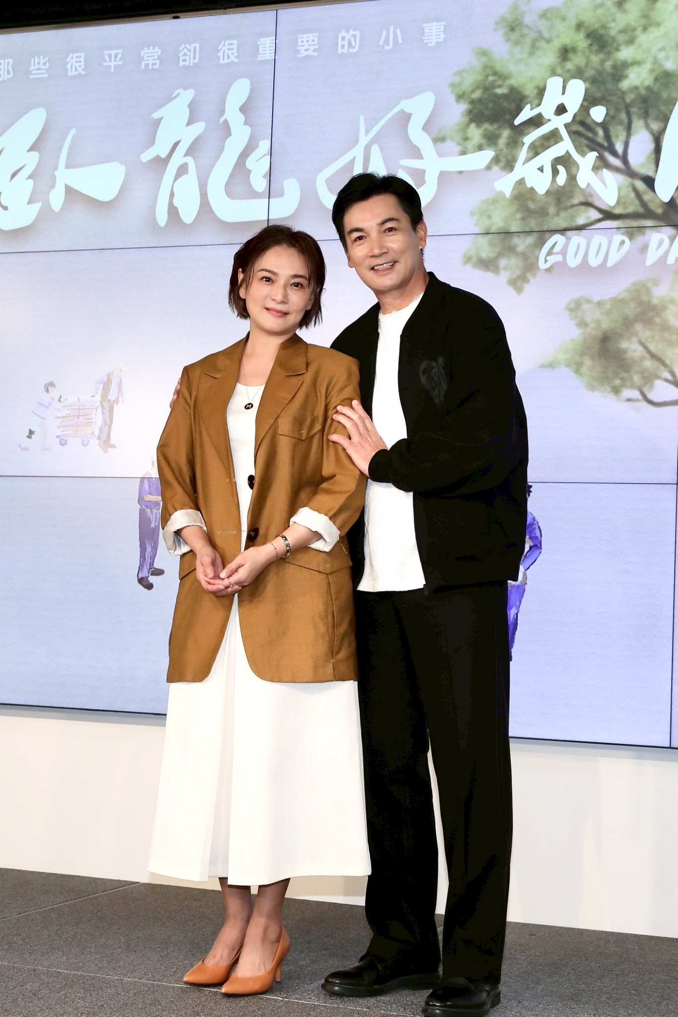 伊正（右）與梁家榕（左）於《臥龍好歲月》第9度飾演夫妻，兩人從年輕演到老，展現深厚的同台默契。（圖／記者許方正攝）