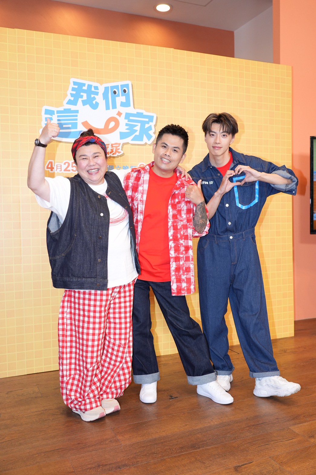 林美秀（左）挺過大病後元氣亮相，與張再興、黃文廷組成跨世代搭檔，共同主持「食尚玩家」全新企劃。（圖／記者許方正攝）