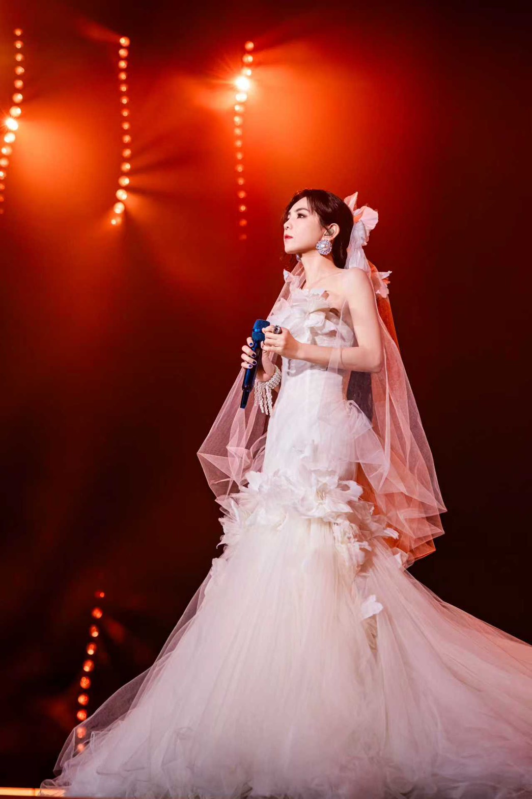 Ella換上婚紗演出。（圖／勁樺娛樂提供）