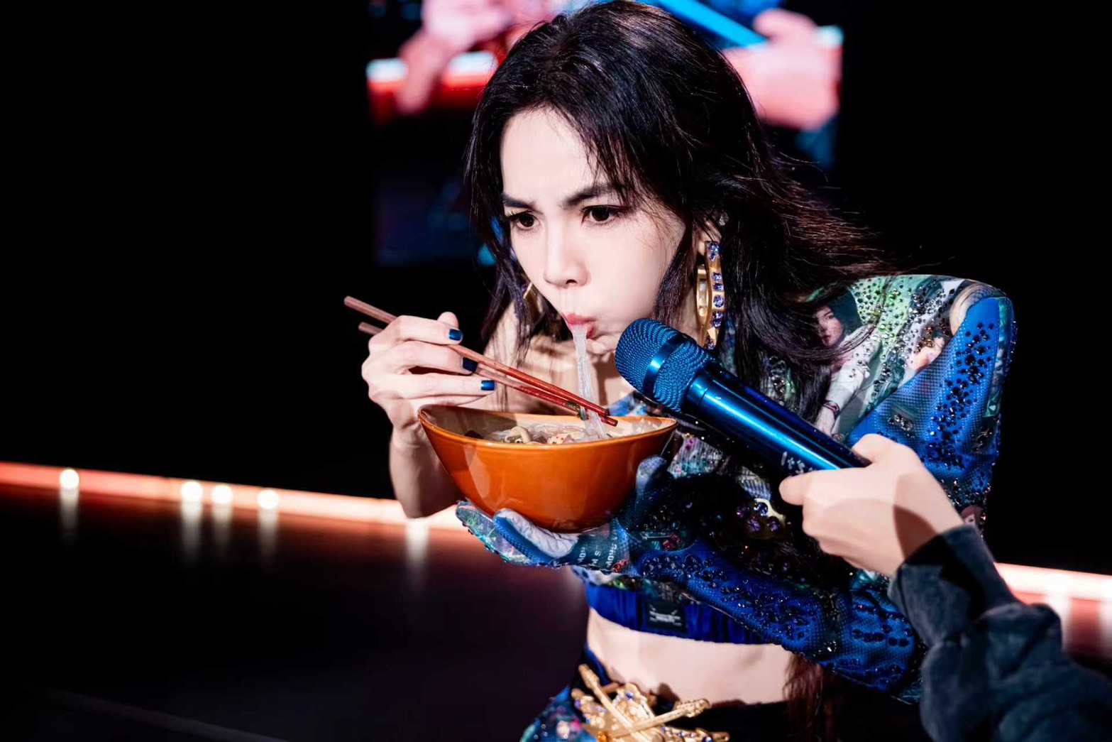 Ella每到一個城市都會嘗鮮道地美食。（圖／勁樺娛樂提供）