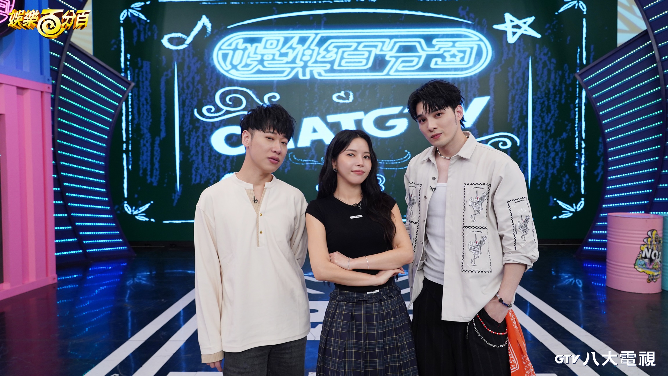 Solar頌樂（中）現身八大《娛樂百分百》YouTube節目，與主持人黃偉晉、賴晏駒暢聊舞台糗事與台韓文化差異。（圖／八大提供）