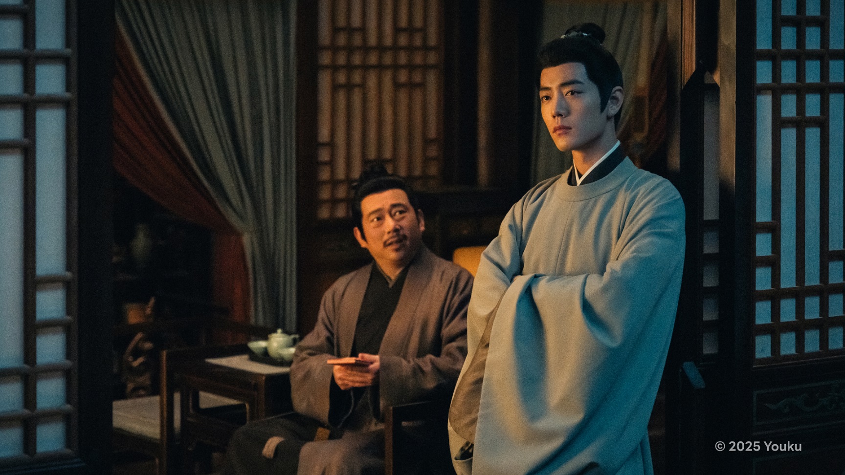 肖戰在劇中飾演背負滅門之仇的「藏海」，為求真實呈現悲憤交加的情緒，他主動向導演提出加入生理「乾嘔」反應，展現極致的表演層次。（圖／中視提供）