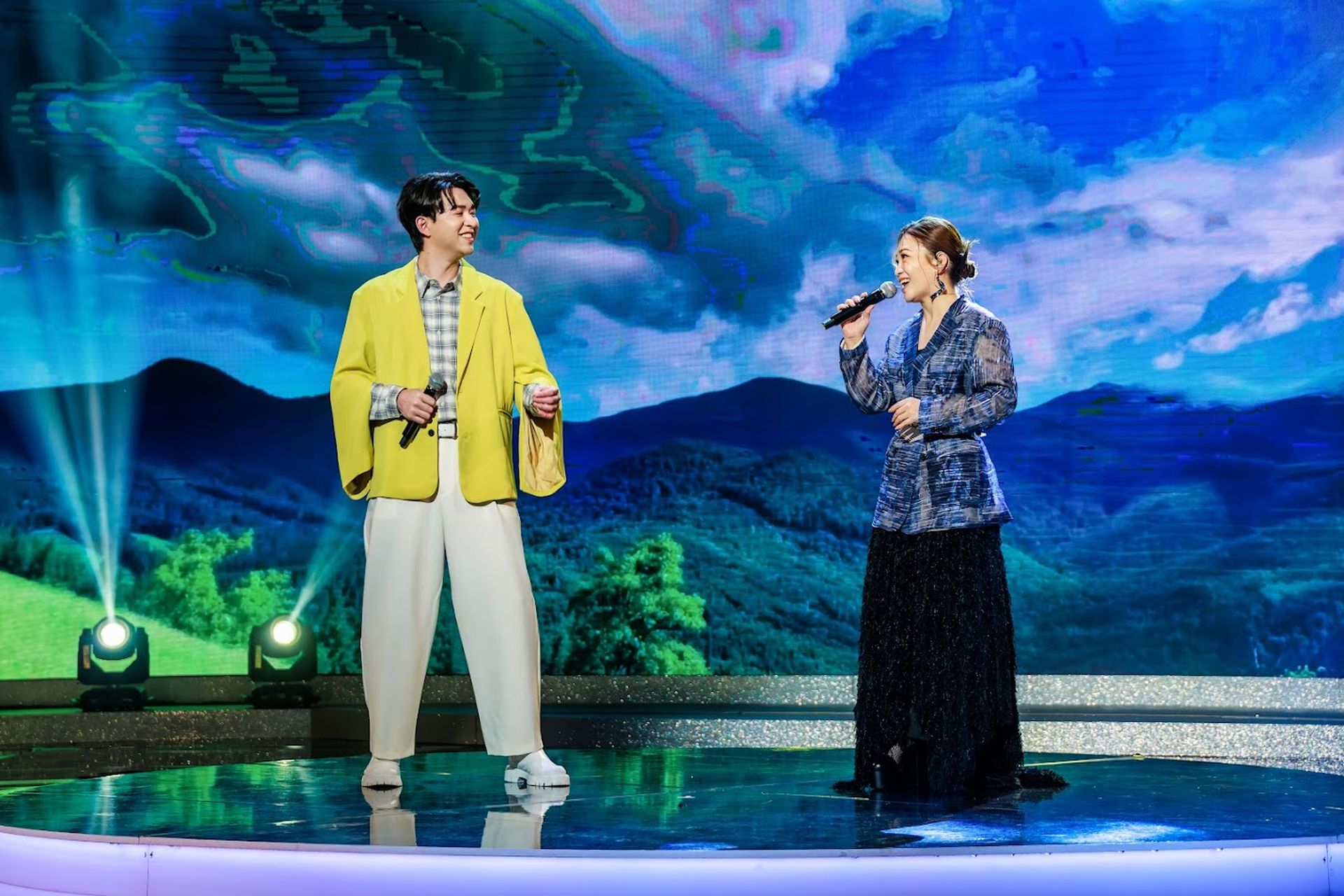 黃妃難得與昔日同門師弟李子森合唱曲風磅礡的〈寒窯曲〉。（圖／中視提供）