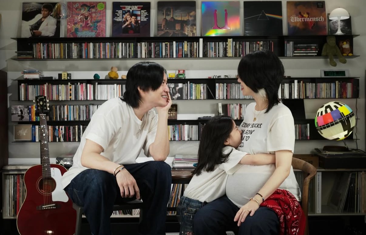 五月天怪獸開心分享一家四口照，並宣布小兒子誕生。（圖／翻攝自怪IG）