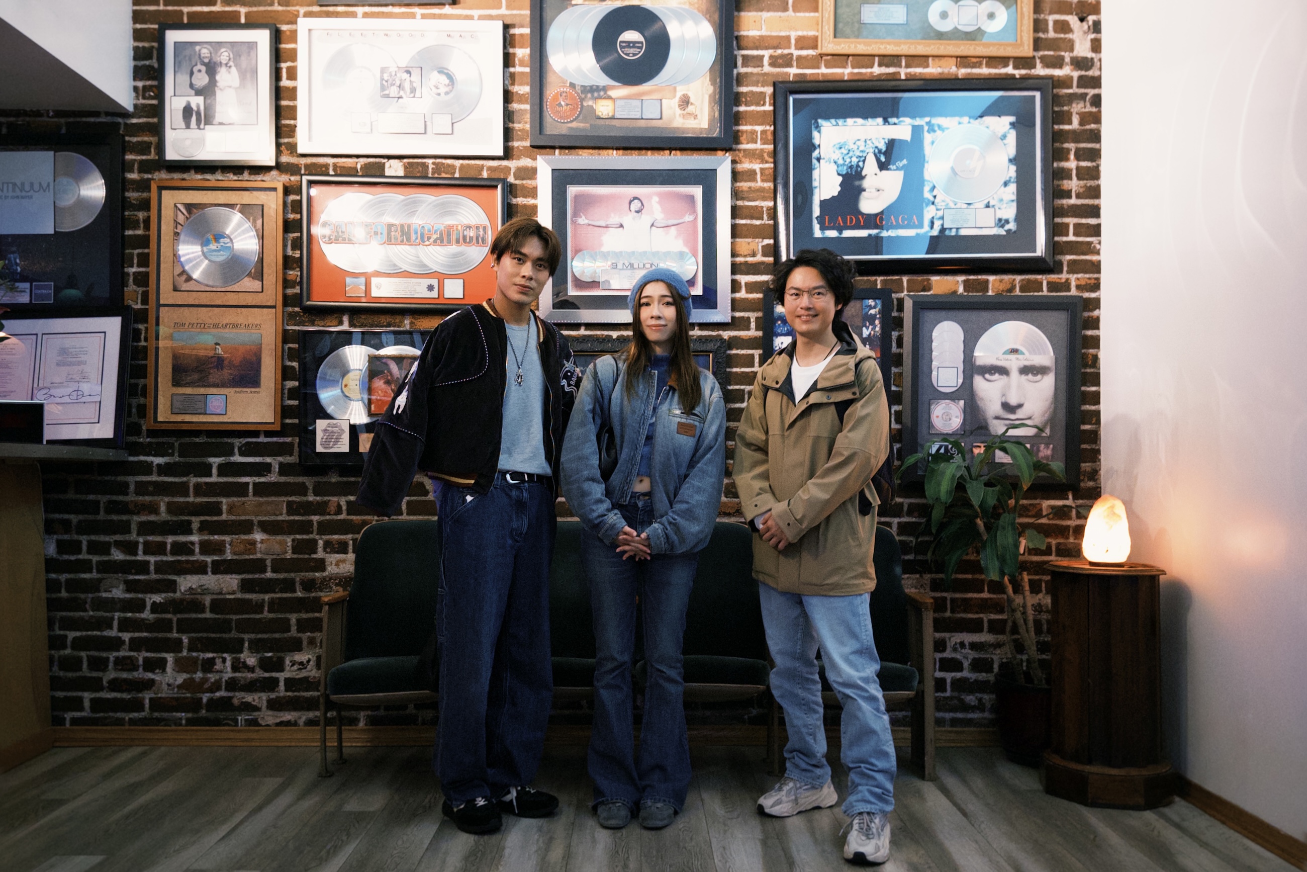 告五人犬青、雲安與哲謙於巡演空檔造訪洛杉磯傳奇錄音室與樂園，為創作注入全新靈感。（圖／相信音樂提供）