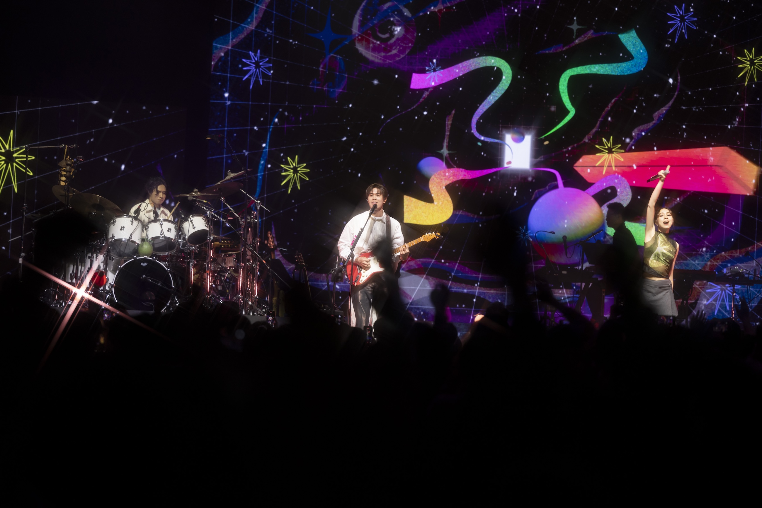 告五人解鎖美國雙百年傳奇場館，在具有歷史意義的建築中開唱，展現溫潤如黑膠質感的音樂魅力。（圖／相信音樂提供）