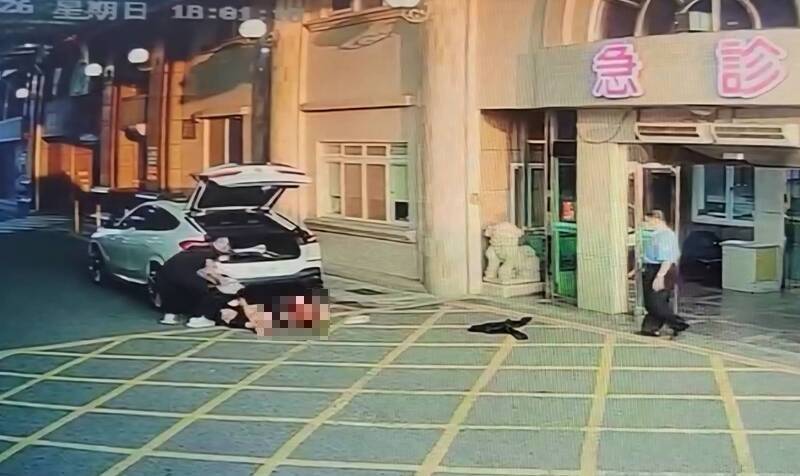 屏東寶建醫院前發生一起驚悚丟包案。（圖／警方提供）