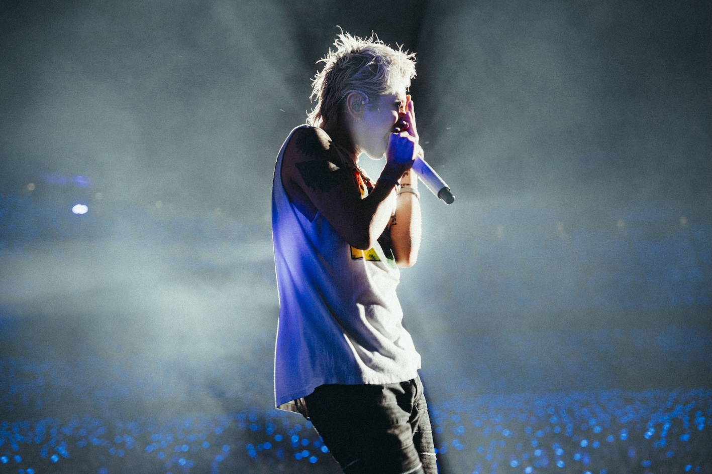 主唱Taka傾注靈魂演出，電影透過特殊版本技術，讓觀眾能在影廳中零距離感受七萬人現場的爆發力。（圖／秀泰娛樂提供）