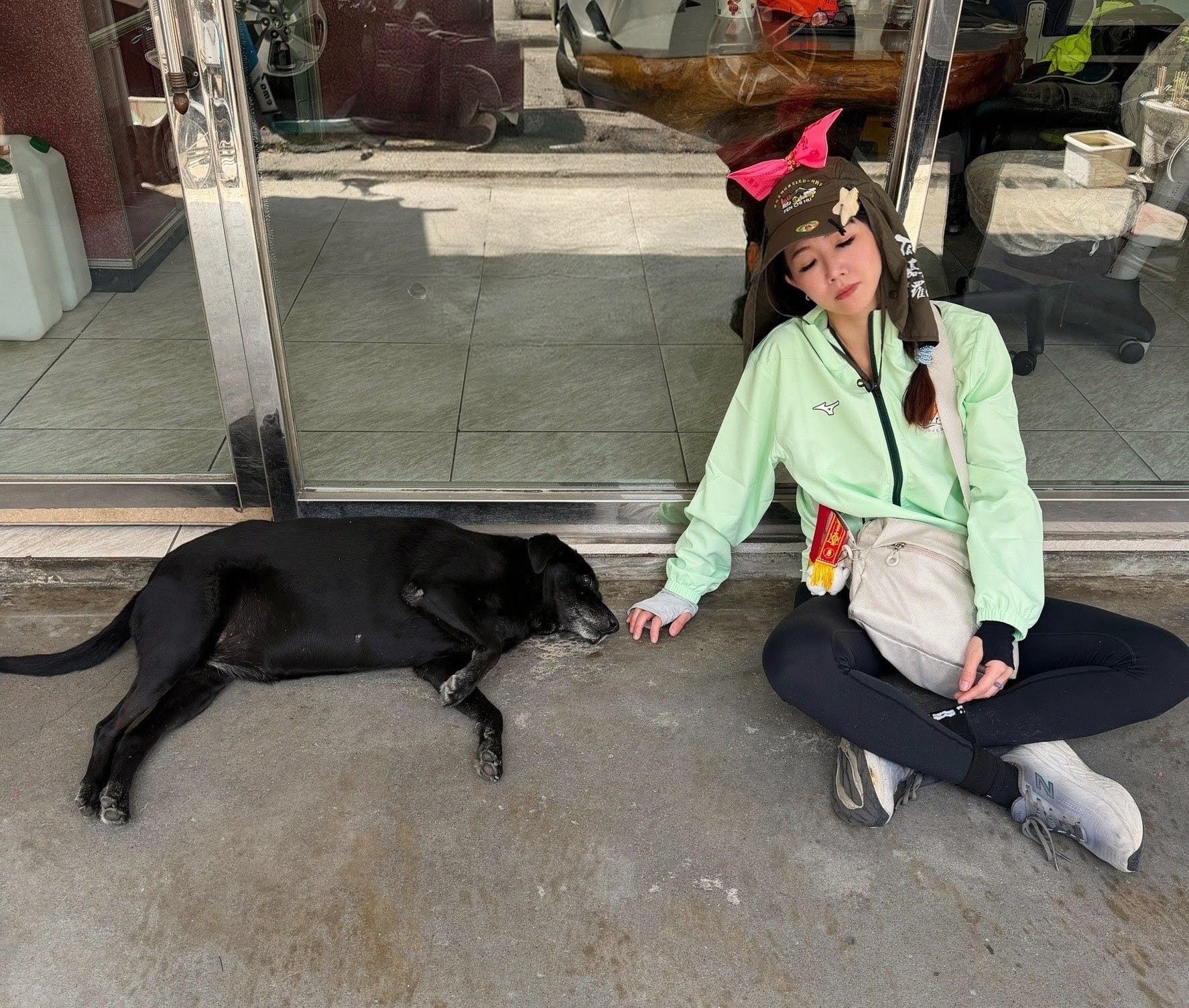 謝忻把臂章折成蝴蝶結別頭上的舉動，被部分網友認為不禮貌。（圖／翻攝自謝忻臉書）