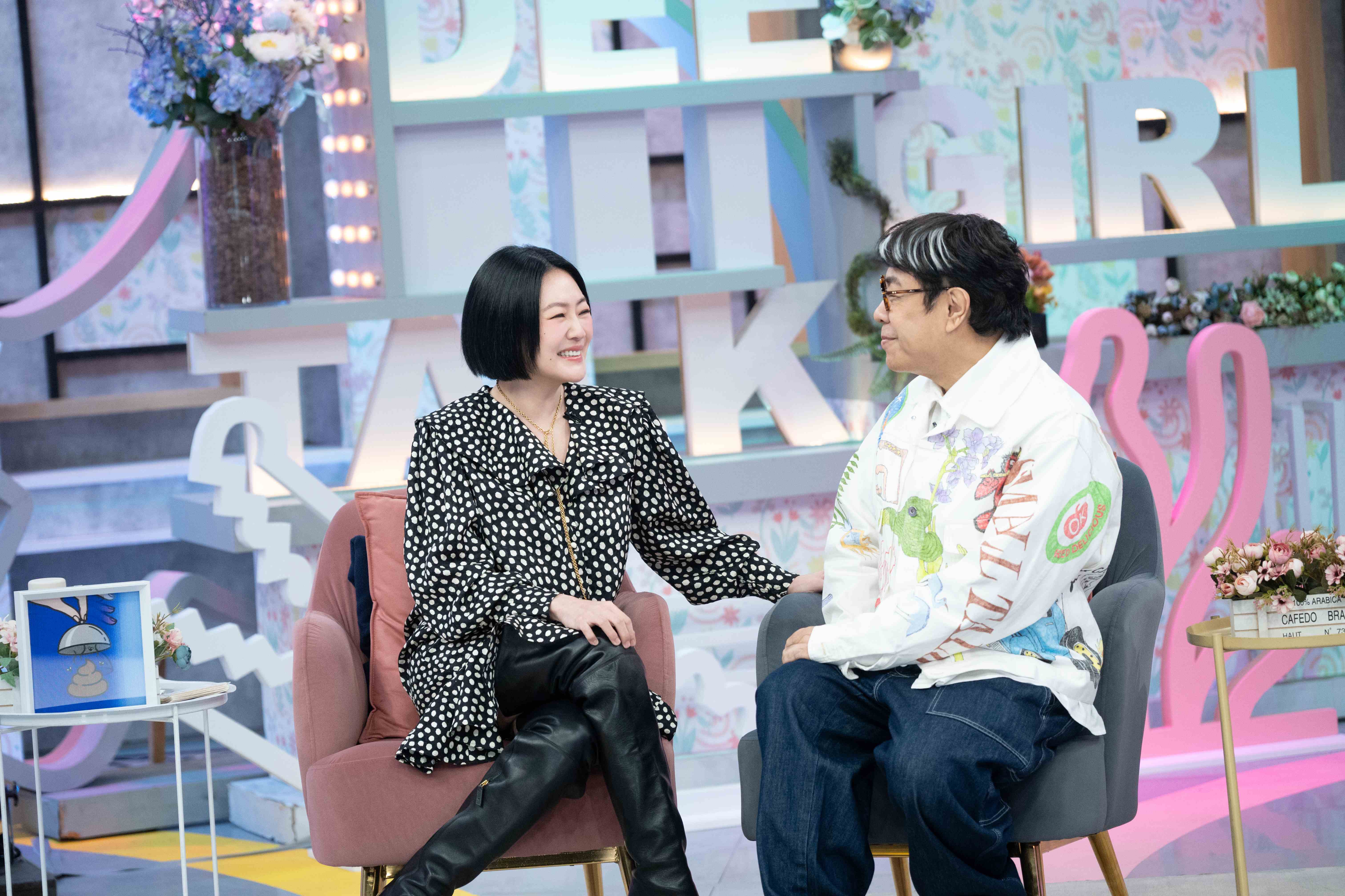 小S（左）與蔡康永（右）睽違已久再度同台合體，蔡康永化身特別主持人溫柔傾聽，小S露出久違的放鬆笑容，場面溫馨感人。（圖／東森提供）