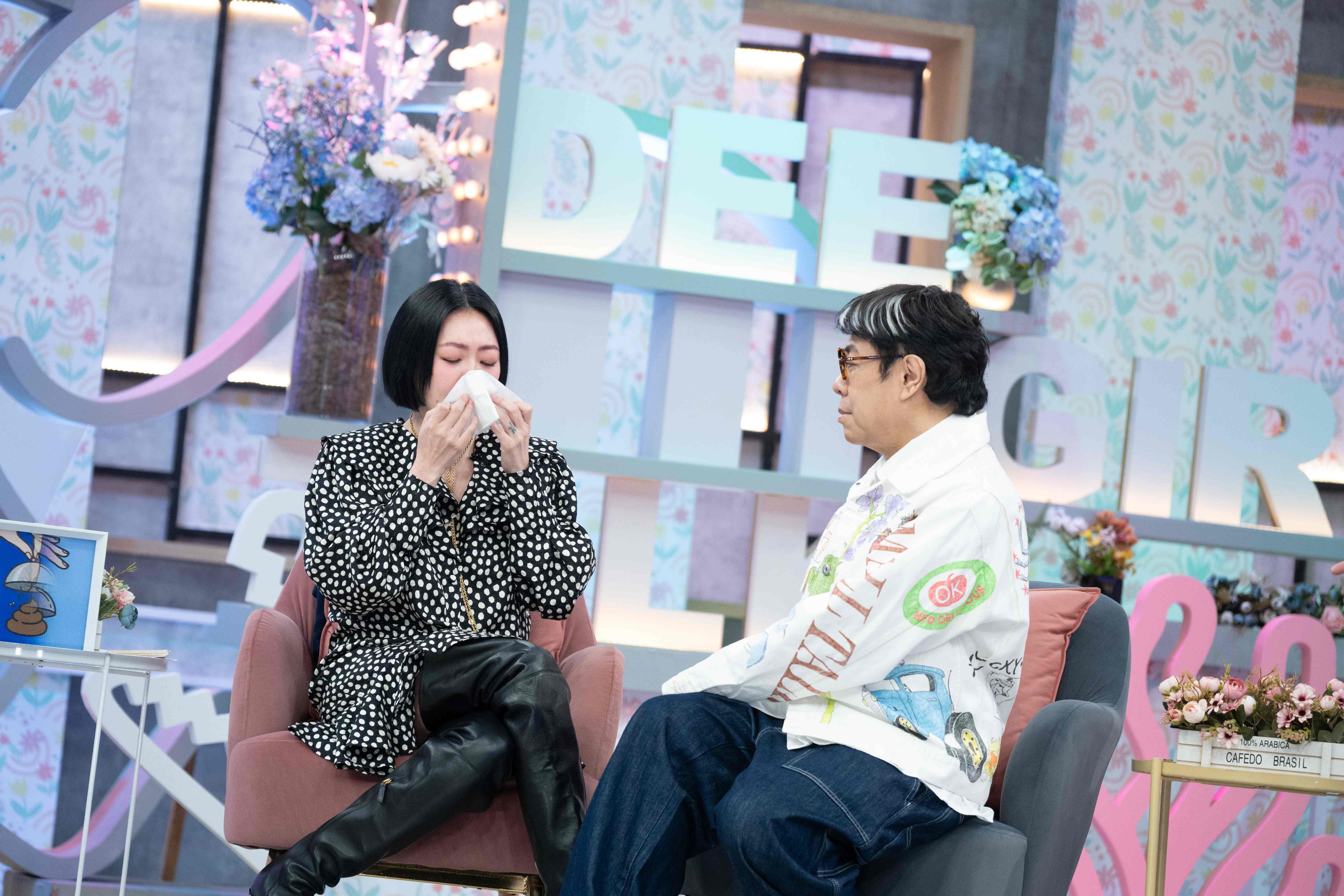 小S在《小姐不熙娣》節目中，憶及與姊姊大S的最後家族旅行，難掩悲痛情緒，現場頻頻拭淚。（圖／東森提供）