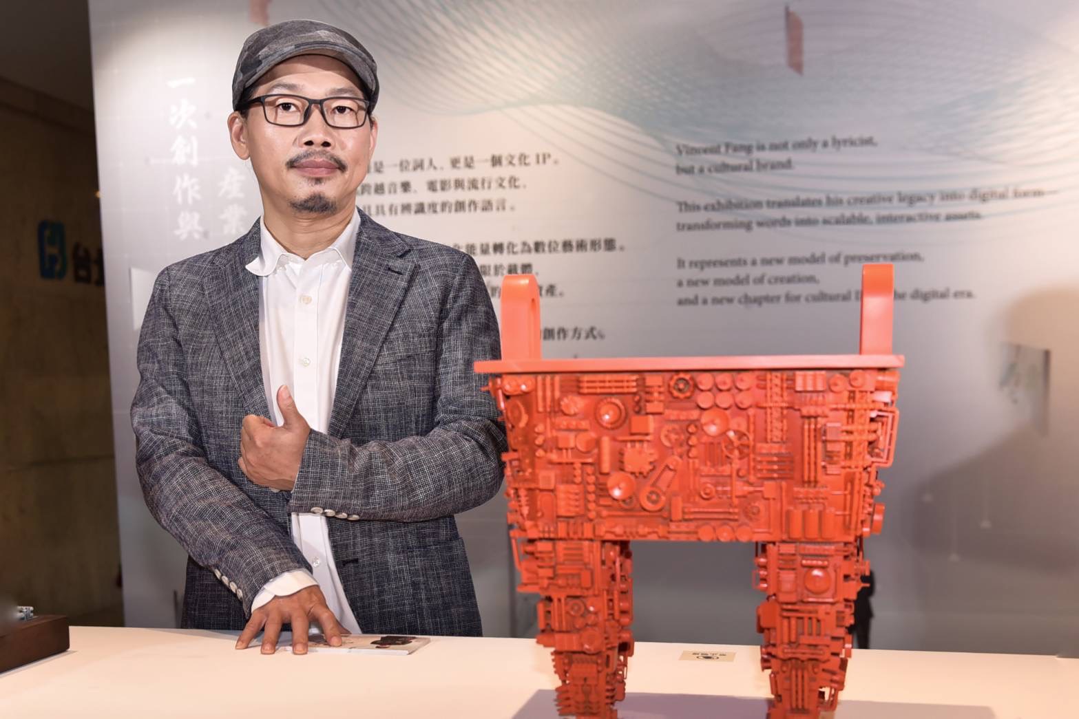 方文山出席「方文山×數位藝術宇宙」開幕儀式，親自介紹如何透過AI數位分身與觀眾進行創作思維的對話。（圖／晧飛思科技提供）