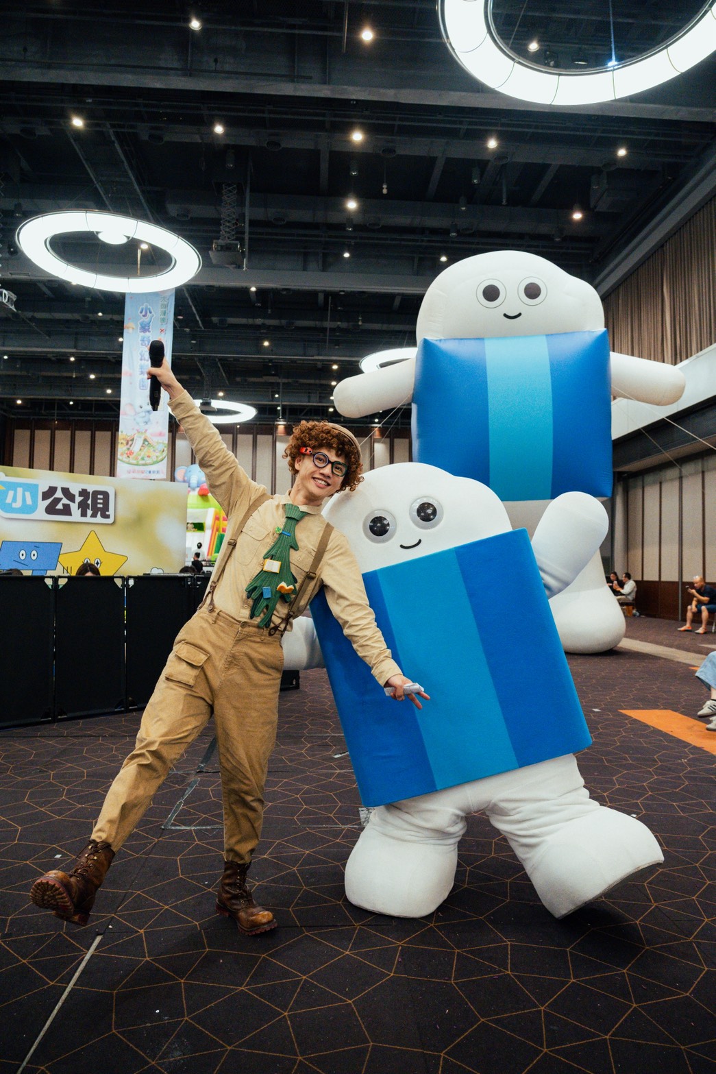 王伯源長期投入兒少公益，此次陪伴孩童站上伸展台，強調應尊重每個孩子選擇裝扮與表現形式的自主權。（圖／小公視提供）