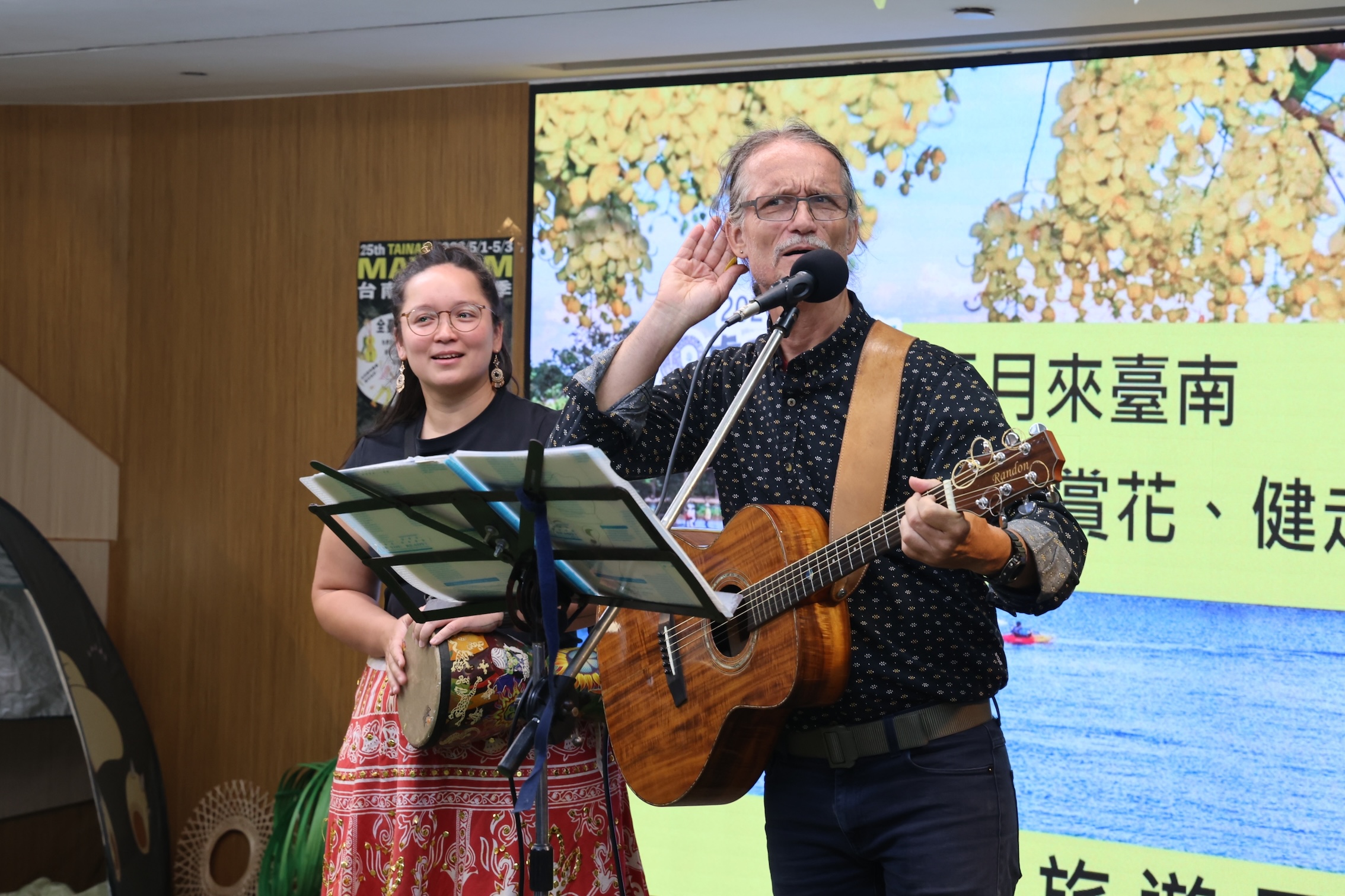 台南五月音樂季創辦人孫和平與女兒於記者會暖場演出，宣布將邀請11國音樂人於虎頭埤熱情開唱。（圖／臺南市政府提供）