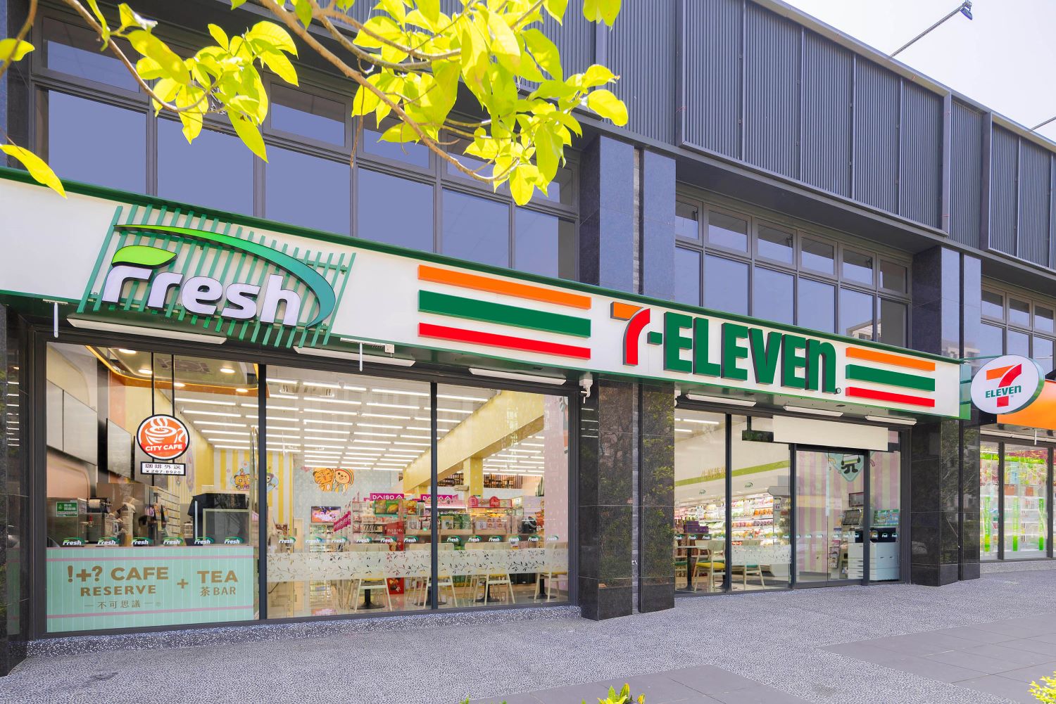 7-ELEVEN掌握青埔高開發潛力區域，在桃園中壢區開設首間「Fresh青塘門市」，同時也是7-ELEVEN Fresh店型全台第八間門市。（圖／7-ELEVEN提供）