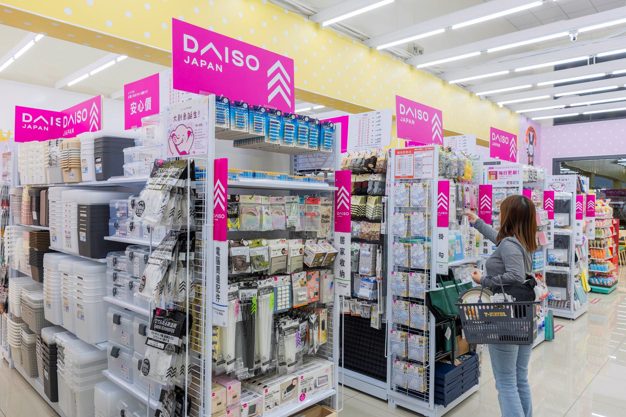 7-ELEVEN Fresh青塘門市首度引進「DAISO大創複合專區」，逾千種品項提供消費者選購。（圖／7-ELEVEN提供）