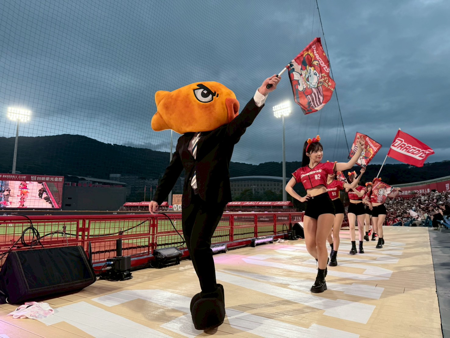 香魚君驚喜登場，攜手李多慧熱力應援，活潑互動帶動現場氣氛，成為球場矚目焦點。（圖／乖乖提供）