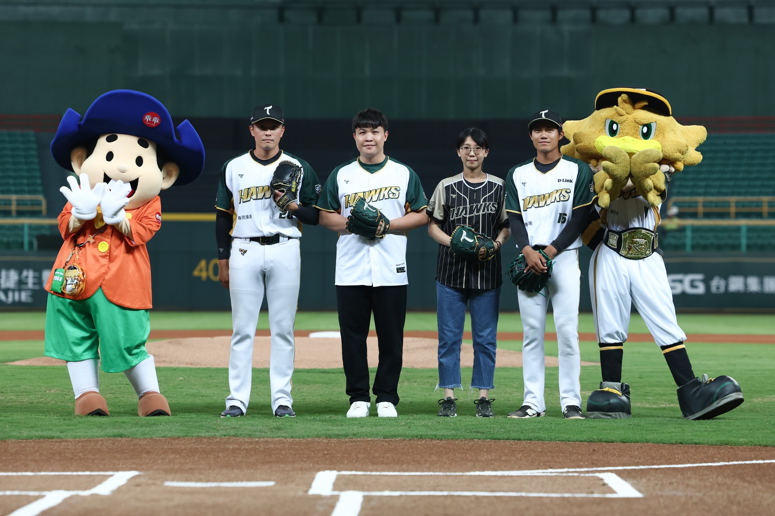 乖乖帶著幸運粉絲在台鋼主場上，和選手賴智垣（左一）、林家鋐（右一）攜手完成開球儀式。（圖／乖乖提供）