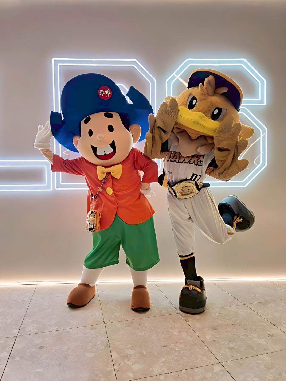 乖乖角色與台鋼雄鷹吉祥物雙IP合體賣萌，球場瞬間變身大型見面會。（圖／乖乖提供）